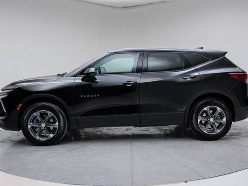 Used 2025 Chevrolet Blazer LT image 2