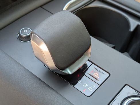 Used 2025 Land Rover Discovery Dynamic SE image 27