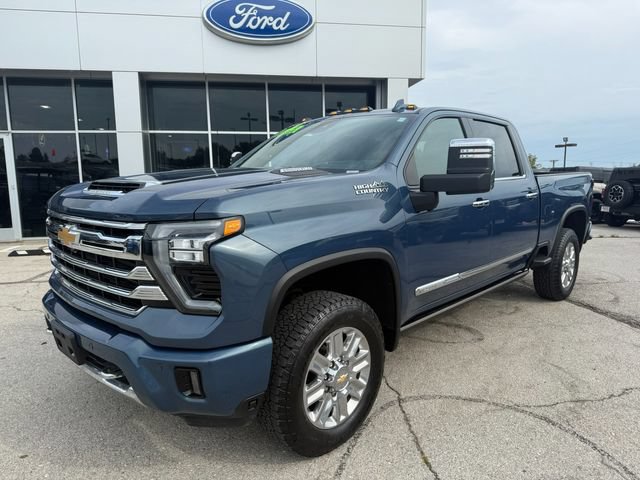 Used 2024 Chevrolet Silverado 2500 High Country w/ High Country Premium Package AWD/4WD image 3