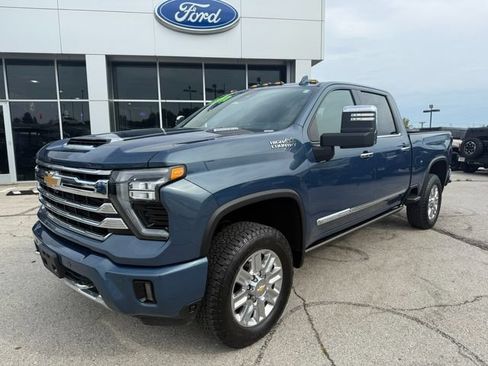 Used 2024 Chevrolet Silverado 2500 High Country w/ High Country Premium Package AWD/4WD image 3