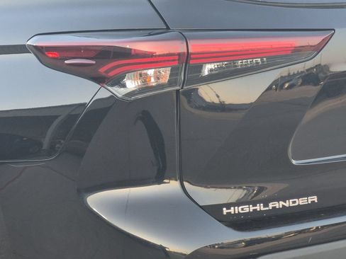Used 2024 Toyota Highlander LE AWD/4WD image 30