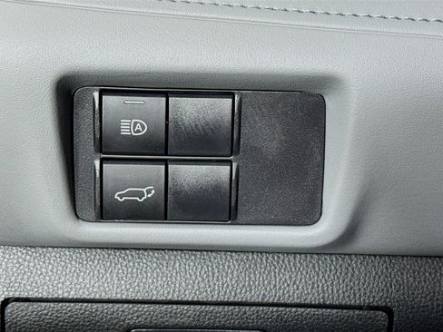 Used 2022 Toyota Highlander XLE AWD/4WD image 11