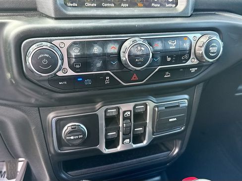 Used 2023 Jeep Wrangler Unlimited Sahara w/ Cold Weather Group AWD/4WD image 17