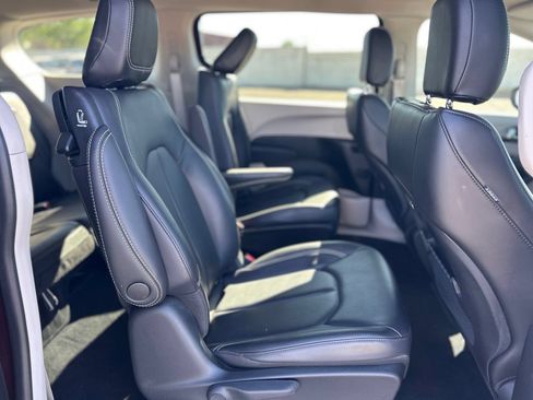 Used 2023 Chrysler Pacifica Touring-L FWD image 12