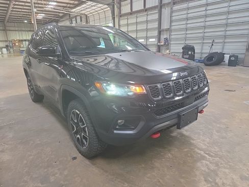 Used 2025 Jeep Compass Trailhawk AWD/4WD image 6
