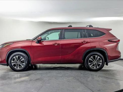 Used 2024 Toyota Highlander XLE image 3