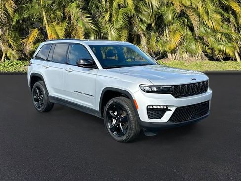 Used 2024 Jeep Grand Cherokee Limited w/ Black Appearance Package image 2