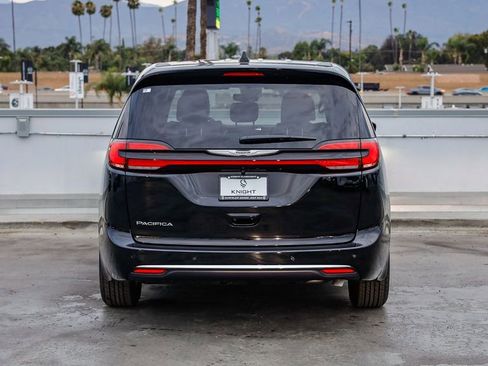 New 2026 Chrysler Pacifica Select image 8