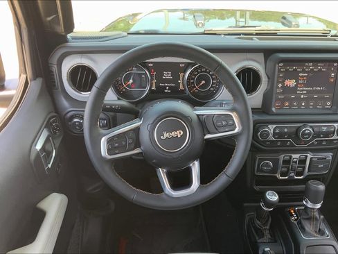Used 2022 Jeep Gladiator Overland AWD/4WD image 11