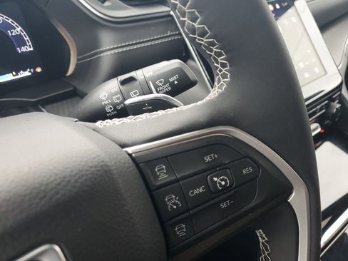 Used 2024 Jeep Grand Cherokee L Altitude image 14