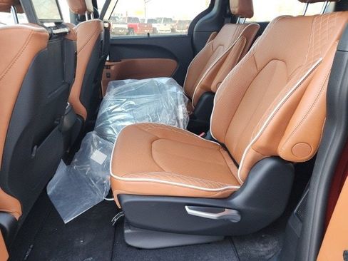 New 2026 Chrysler Pacifica Pinnacle image 16