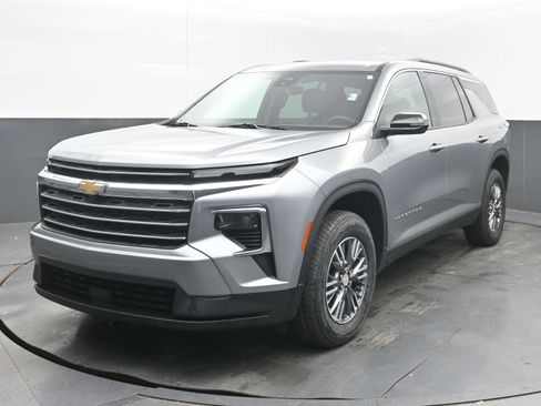 Used 2025 Chevrolet Traverse LT image 4