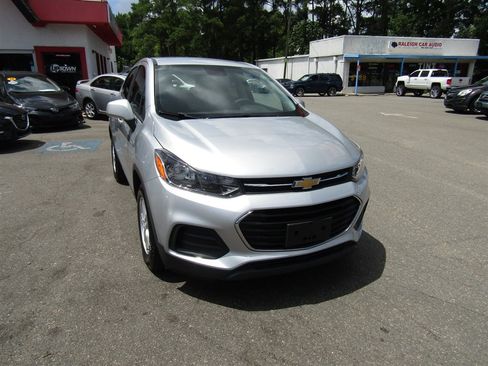 Used 2020 Chevrolet Trax LS w/ Tint and Cruise Package FWD image 10