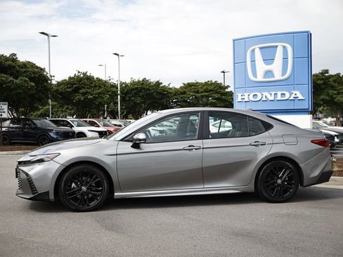 Used 2025 Toyota Camry SE FWD image 4