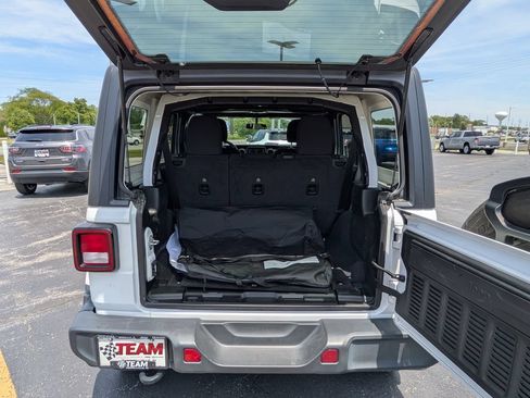 Used 2021 Jeep Wrangler Unlimited Sahara AWD/4WD image 20