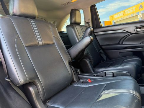 Used 2018 Toyota Highlander SE image 19