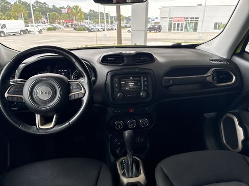Used 2017 Jeep Renegade Latitude w/ Cold Weather Group AWD/4WD image 27