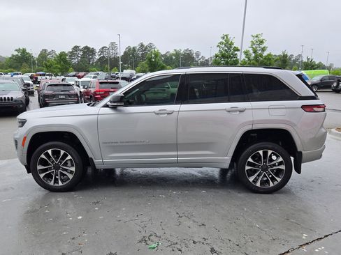 Used 2022 Jeep Grand Cherokee Overland w/ MOPAR Finishing Package AWD/4WD image 4