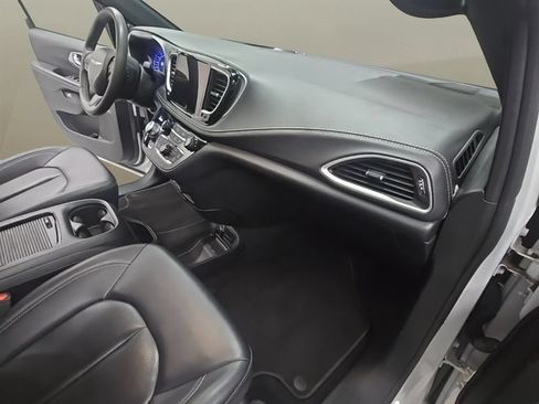 Used 2024 Chrysler Pacifica Limited FWD image 30