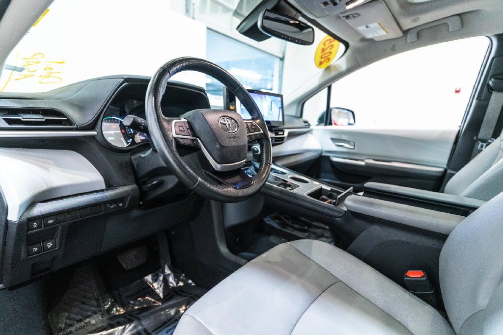 Used 2025 Toyota Sienna XLE FWD image 4