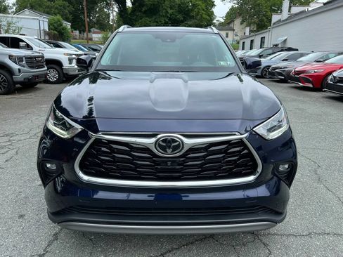 Used 2023 Toyota Highlander Platinum FWD image 2