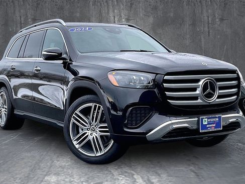 Used 2024 Mercedes-Benz GLS 450 4MATIC image 3