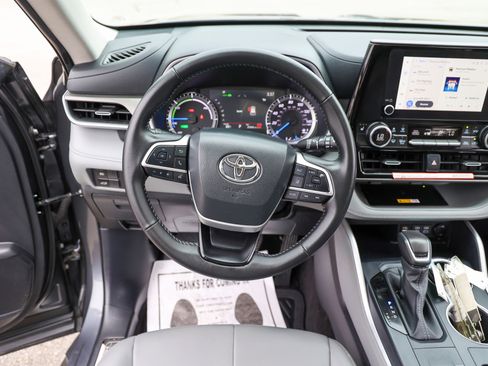 Used 2025 Toyota Highlander XLE AWD/4WD image 51
