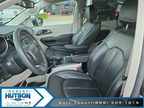 Used 2023 Chrysler Pacifica Touring-L FWD image 18