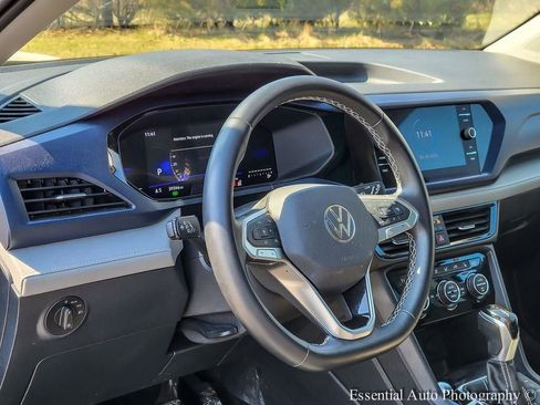 Used 2024 Volkswagen Taos SE image 9