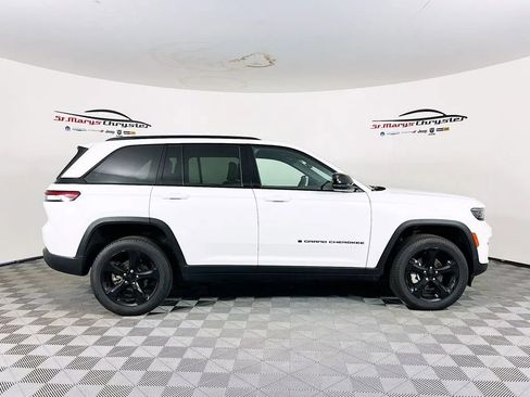 Used 2024 Jeep Grand Cherokee Limited w/ Black Appearance Package image 9