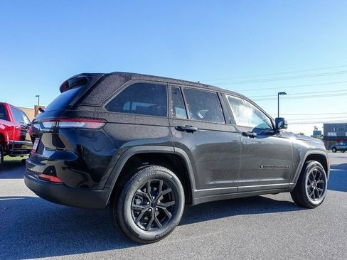 New 2025 Jeep Grand Cherokee Altitude image 11