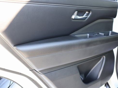 Used 2023 Nissan Pathfinder SL image 18