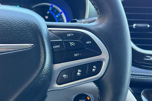 Used 2024 Chrysler Pacifica Limited FWD image 29