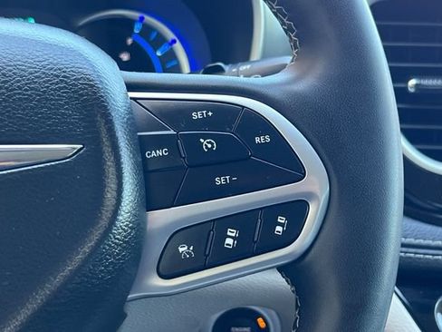 Used 2024 Chrysler Pacifica Limited FWD image 29