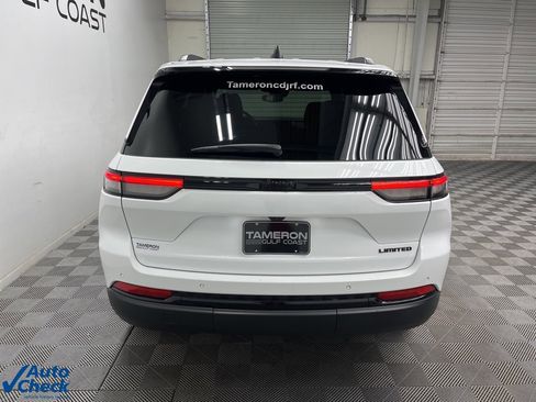 Used 2024 Jeep Grand Cherokee Limited w/ Black Appearance Package image 10