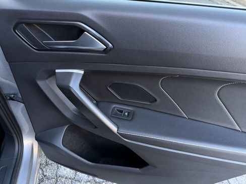 Used 2024 Volkswagen Tiguan SE image 23