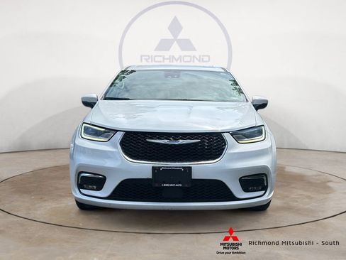 Used 2023 Chrysler Pacifica Touring-L FWD image 8