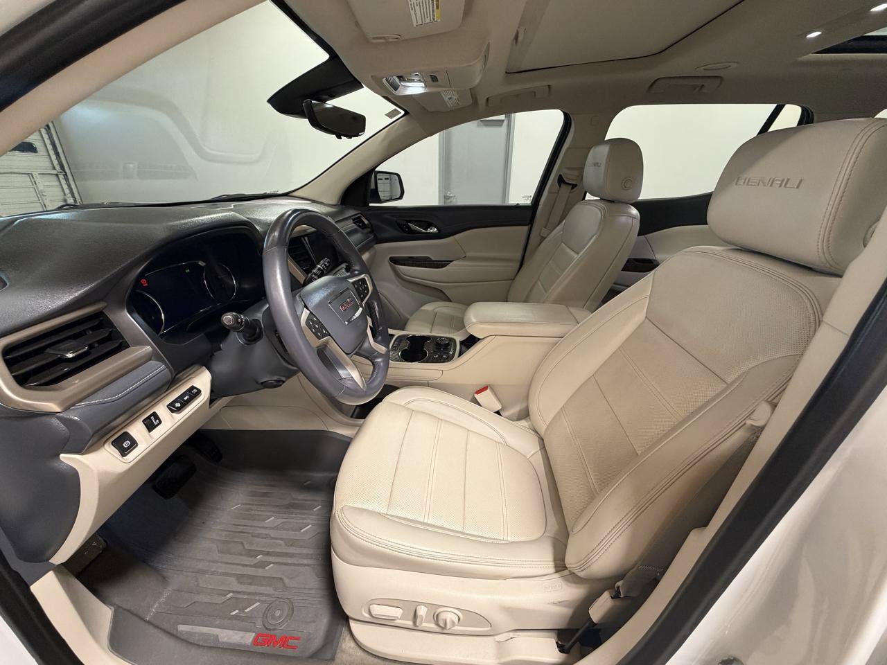 Used 2021 GMC Acadia Denali w/ Denali Ultimate Package AWD/4WD image 22
