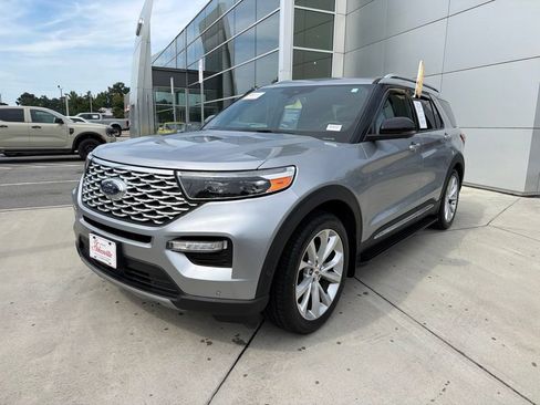 Certified 2022 Ford Explorer Platinum w/ Equipment Group 601A RWD image 3