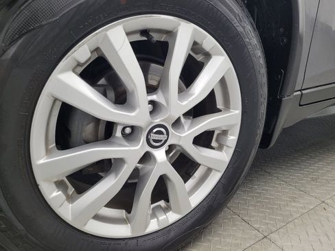 Used 2017 Nissan Rogue SV image 31