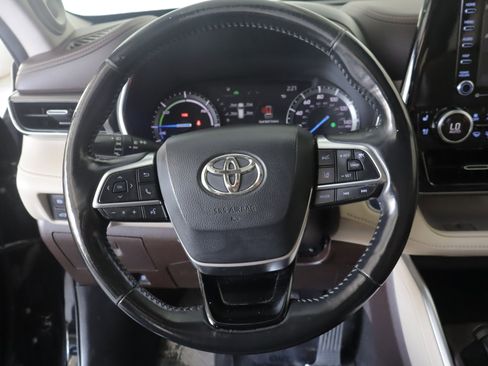 Used 2021 Toyota Highlander Limited image 16