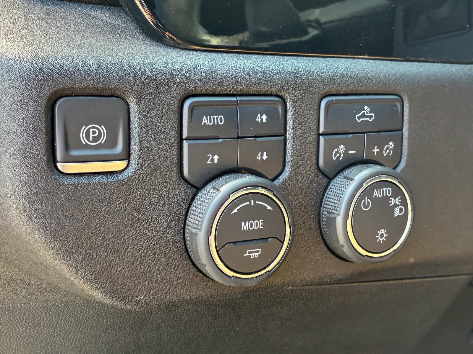 Used 2024 Chevrolet Silverado 1500 LT w/ Z71 Off-Road Package AWD/4WD image 17