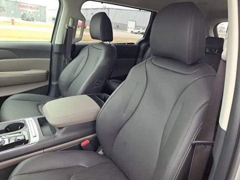 New 2026 Kia Carnival EX FWD image 5