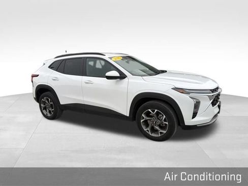 Used 2025 Chevrolet Trax LT w/ LT Convenience Package image 20