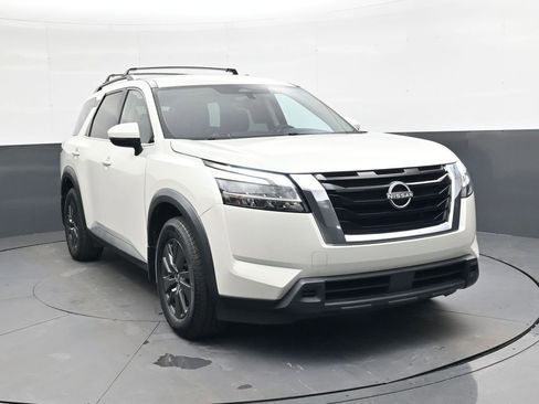 Used 2022 Nissan Pathfinder SV image 2