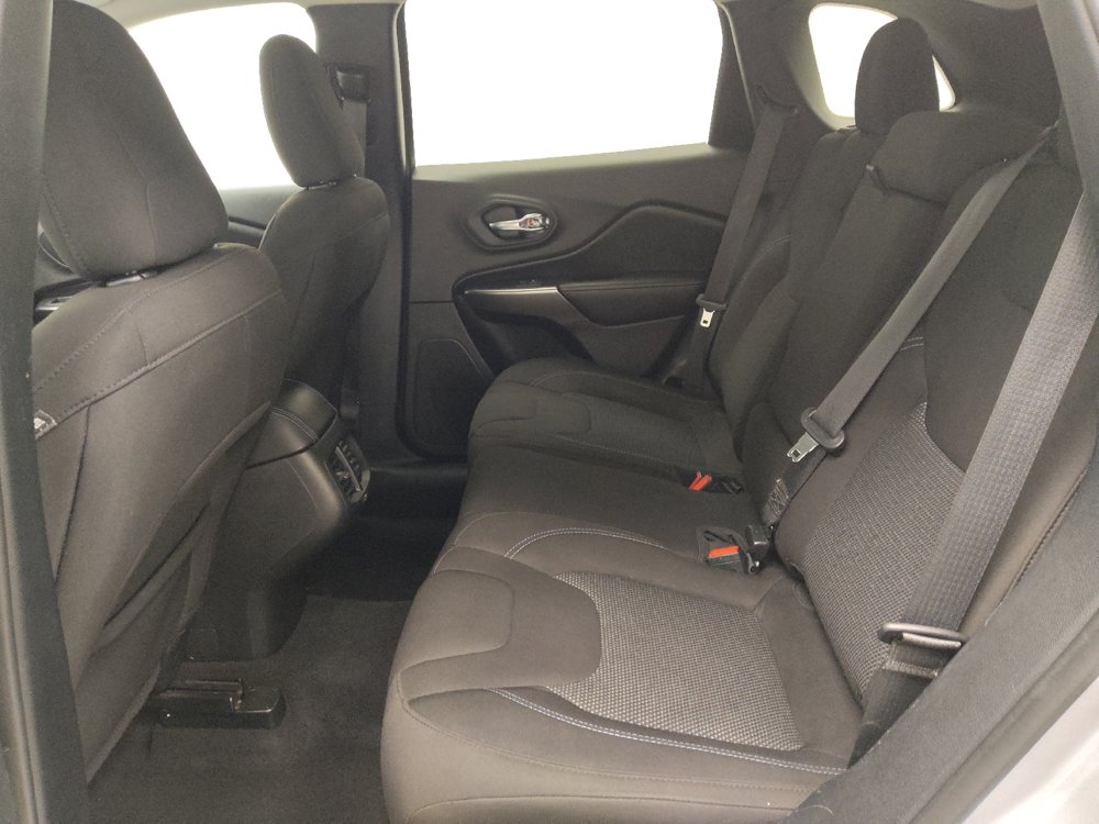 Used 2020 Jeep Cherokee Latitude FWD image 18