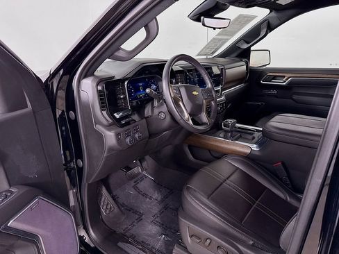 Used 2023 Chevrolet Silverado 1500 High Country w/ Technology Package image 9