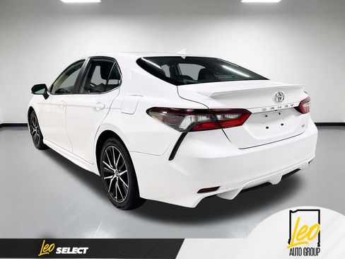 Used 2023 Toyota Camry SE FWD image 9