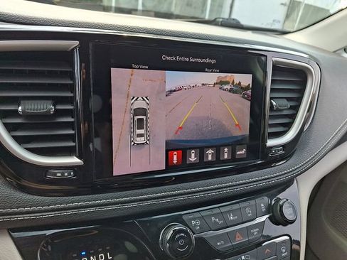 Used 2023 Chrysler Pacifica Touring-L FWD image 19