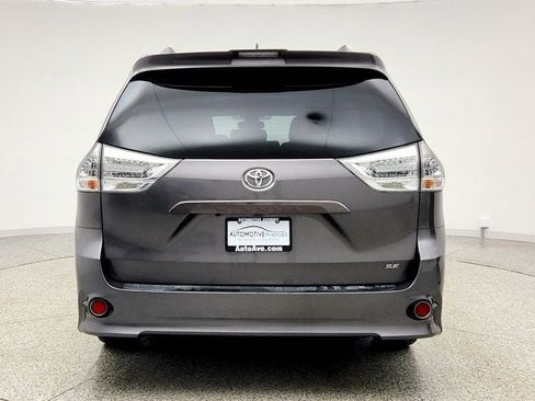 Used 2018 Toyota Sienna SE Premium image 6